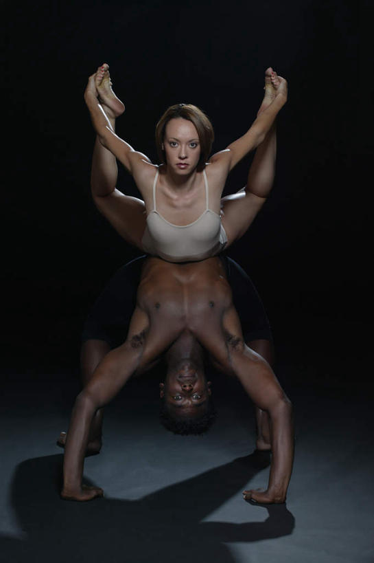 西方人,两个人,伙伴,朋友,竖图,室内,白天,正面,运动服,爱情,锻炼,友谊,运动,合作,团队,欧洲,欧洲人,倒立,阴影,黑色背景,服装,影子,浪漫,衣服,温暖,温馨,恩爱,战略,恋人,摄影,服饰,影棚,和睦,体育运动,衣着,穿着,联合,合谋,衣饰,配合,体育,协作,男人,男性,年轻男性,年轻女性,女人,女性,白种人,情侣,彩图,全身,影棚拍摄,健身,拍摄,伴侣,融洽,运动装