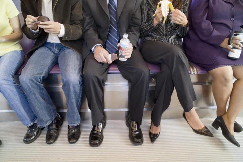 西方人,同事,商务人士,商务男性,商务女性,坐,横图,俯视,室内,白天,高跟鞋,衬衫,时尚,成功,合作,团队,集体,信心,水,地铁,香蕉,水果,鞋子,欧洲,非洲,黑人,欧洲人,五个人,一排,握,套装,裤子,新鲜,整齐,液体,生食,食品,糖,糖果,甜点,甜品,果实,领带,轨道交通,许多人,拿,拿着,牛仔裤,饮用水,队伍,食物,排列,瓶子,塑料制品,甜食,巧克力,矿泉水,一群人,塑料瓶,握着,有机食品,绿色食品,朱古力,领导,象征,庄重,成就,队列,时髦,商务装,身份,合伙,领袖,工薪阶层,蒸馏水,正式,地位,时兴,男人,男性,女人,女性,中年男性,中年女性,白种人,非洲人,白领,上班族,甘蕉,坐着,半身,彩图,高角度拍摄,衬衣,地铁机动车,地下铁,轻轨