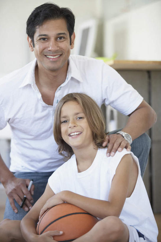 西方人,儿童,中年人,两个人,家庭,父亲,儿子,坐,跪,笑,微笑,露齿笑,竖图,室内,白天,正面,纯洁,篮球,欧洲,欧洲人,服装,时间,时钟,手表,墙,篮球装备,计时,注视,休闲装,运动器械,墙壁,墙面,小孩,衣服,白色,钟表,观察,看,休闲,温暖,温馨,父子,一家人,休闲服,表,健身器械,父爱,可爱,童年,童趣,搭,服饰,观看,腕表,和睦,察看,搭着,关注,健身器材,篮球运动,童真,烂漫,无邪,天真,男孩,男人,男性,中年男性,白种人,孩子,钟,跪着,坐着,半身,彩图,融洽,运动器材,男生