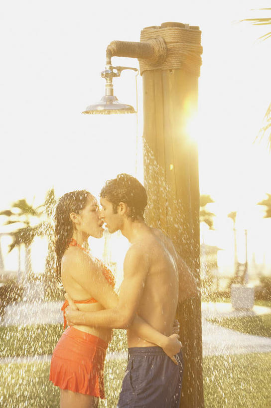 西方人,两个人,站,闭眼,抱,吻,竖图,室外,白天,侧面,泳装,比基尼,爱情,草地,草坪,水,植物,棕榈树,叶子,欧洲,欧洲人,阴影,飞溅,短裤,朦胧,模糊,溅,光线,液体,影子,水滴,绿叶,浪漫,裸露,相视,花洒,莲蓬头,水珠,草,树,树木,绿色,阳光,自然,站着,温暖,温馨,面对面,嫩叶,恩爱,恋人,生长,成长,抱着,对视,和睦,互视,搂着,喷洒,裸,相对,棕榈叶,喷雾头,相看,男人,男性,年轻男性,年轻女性,女人,女性,白种人,情侣,叶,叶片,闭眼睛,闭着眼,闭着眼睛,怀抱,搂,搂抱,亲,亲吻,相抱,拥抱,站立,半身,彩图,三点式,泳衣,伴侣,融洽