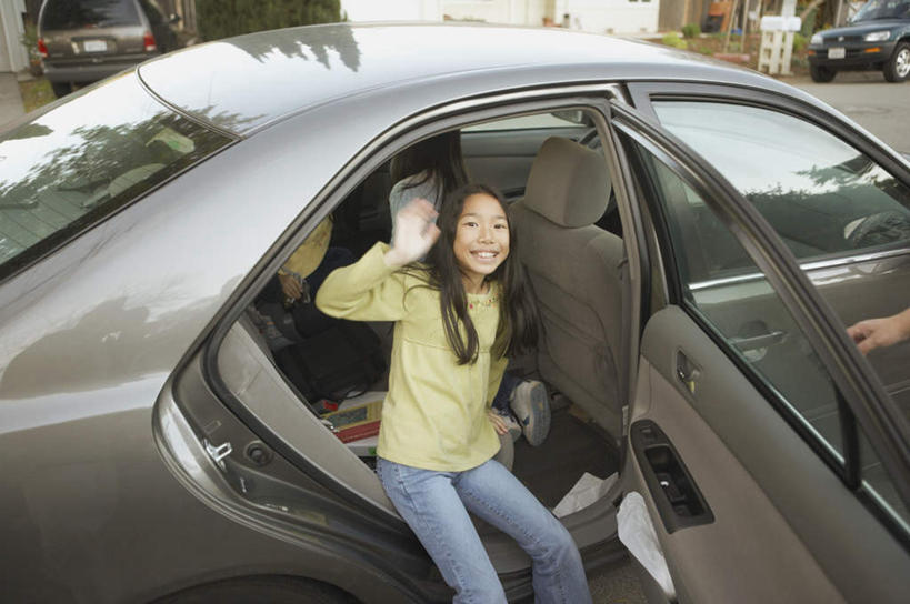 东方人,儿童,一个人,举,笑,微笑,露齿笑,横图,室外,白天,正面,纯洁,汽车,亚洲,仅一个女性,仅一个人,阴影,服装,裤子,光线,影子,挥手,注视,牛仔裤,休闲装,黄种人,再见,车,小孩,衣服,阳光,交通工具,轿车,观察,看,手势,托,招手,仅一个小孩,休闲,休闲服,可爱,童年,童趣,服饰,告别,观看,察看,关注,载具,摆动,童真,烂漫,无邪,离别,辞行,天真,女孩,女人,女性,亚洲人,孩子,举起,举手,举着,向上举,向上伸,向上托,半身,彩图,女生