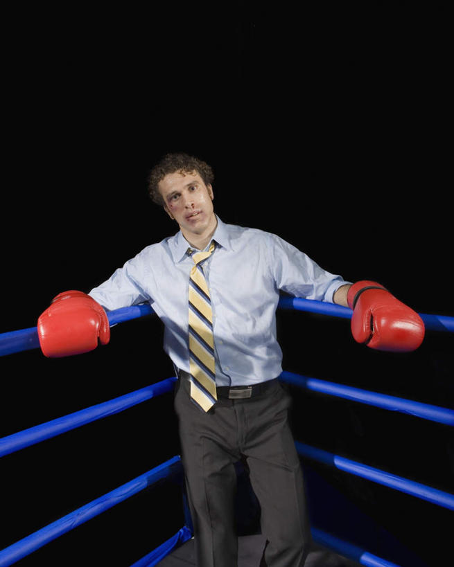 西方人,一个人,商务人士,商务男性,栏杆,站,竖图,室内,白天,正面,衬衫,安全,欧洲,欧洲人,仅一个男性,仅一个人,阴影,黑色背景,套装,反射,影子,围栏,防护,领带,拳击手套,注视,运动器械,护栏,仅一个年轻男性,两个,红色,手套,观察,看,站着,健身器械,搭,摄影,影棚,观看,保护,察看,象征,庄重,搭着,关注,保险,商务装,身份,健身器材,工薪阶层,保全,周全,安稳,安定,正式,地位,防护手套,平安,男人,男性,年轻男性,白种人,白领,上班族,站立,半身,彩图,影棚拍摄,衬衣,拍摄,运动器材,淤青