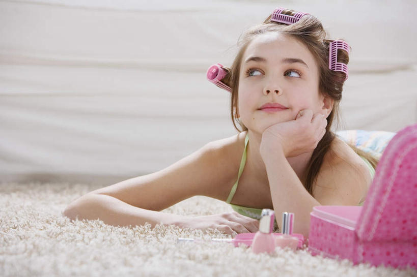 西方人,儿童,一个人,客厅,躺,横图,室内,白天,正面,纯洁,地毯,沙发,吊带,欧洲,欧洲人,仅一个女性,仅一个人,撑,服装,装饰,编织,罐子,手工艺品,织物,托腮,注视,吊带衫,玻璃制品,小孩,衣服,玻璃瓶,瓶子,容器,箱子,工艺品,观察,看,趴着,托,仅一个小孩,可爱,童年,童趣,服饰,观看,储藏,卷发棒,卷发器,化妆箱,华丽,修饰,点缀,察看,起居室,衣着,储存,穿着,关注,托下巴,布艺沙发,烫发器,童真,烂漫,无邪,衬托,美观,雅致,雅观,衣饰,客堂,卧着,天真,女孩,女人,女性,白种人,孩子,趴,躺着,卧,半身,彩图,贮存,女生