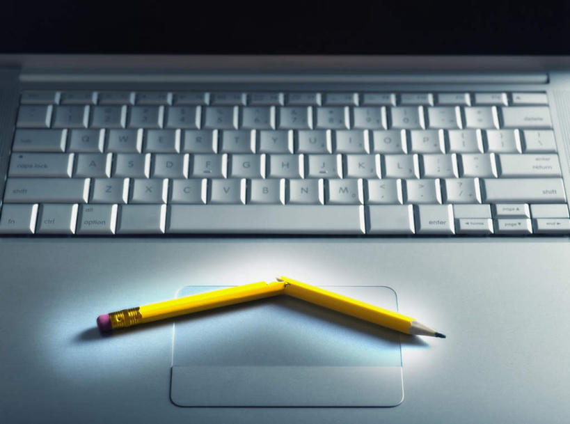 无人,横图,俯视,室内,特写,白天,电脑,笔记本电脑,静物,网络,笔,办公用品,破坏,通讯设备,破损,文具,黄色,铅笔,学习用品,文具用品,损坏,一支,无线,通信设备,无线网络,无线上网,便携式电脑,手提电脑,彩图,高角度拍摄