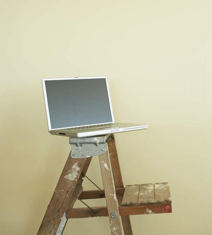 无人,攀登,竖图,室内,特写,白天,正面,电脑,笔记本电脑,静物,网络,梯子,阶梯,墙,通讯设备,墙壁,墙面,黄色,爬,上升,无线,通信设备,无线网络,无线上网,便携式电脑,人字梯,登高,手提电脑,攀爬,彩图