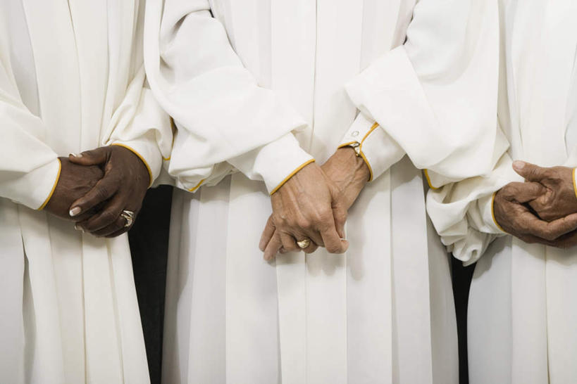 西方人,手,三个人,伙伴,朋友,歌唱家,站,双手交叉,横图,室内,白天,正面,民族服装,爱情,友谊,合作,团队,欧洲,非洲,黑人,欧洲人,一排,服装,整齐,浪漫,装饰品,排列,衣服,白色,戒指,饰品,首饰,站着,手部,恩爱,战略,唱歌,服饰,信物,权利,衣着,穿着,队列,演唱,联合,合谋,手饰,衣饰,配合,协作,老年女性,女人,女性,中年女性,白种人,非洲人,歌手,十字手,站立,半身,彩图,传统服装,民俗服