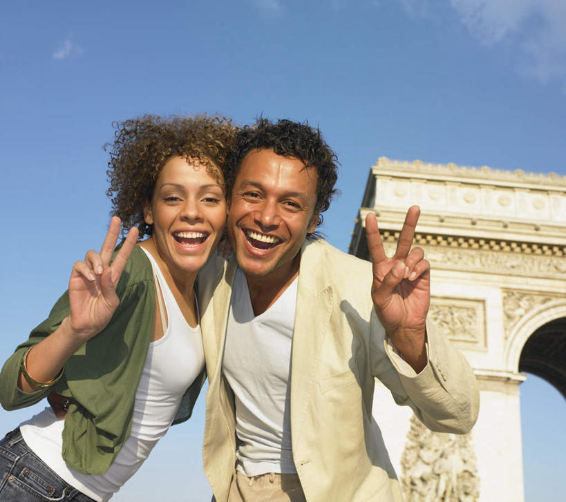 西方人,两个人,站,笑,微笑,露齿笑,横图,室外,白天,仰视,爱情,旅游,度假,快乐,兴奋,骄傲,成功,胜利,名胜古迹,标志建筑,地标,建筑,雕塑,法国,凯旋门,巴黎,欧洲,非洲,黑人,欧洲人,阴影,服装,遗迹,艺术,装饰,光线,雕刻,雕像,影子,云,云朵,首都,浪漫,云彩,注视,休闲装,古迹,文物,娱乐,建设,古建筑,衣服,蓝色,白云,蓝天,天空,阳光,工艺品,天,观察,看,手势,站着,享受,休闲,温暖,温馨,休闲服,旅游胜地,恩爱,放松,自信,恋人,服饰,晴朗,观看,纪念,美术,和睦,察看,关注,主题,陈列,古文明,法兰西共和国,功能,美学,法兰西第五共和国,男人,男性,年轻男性,年轻女性,女人,女性,非洲人,情侣,晴空,站立,半身,彩图,低角度拍摄,欢乐,开心,伴侣,融洽