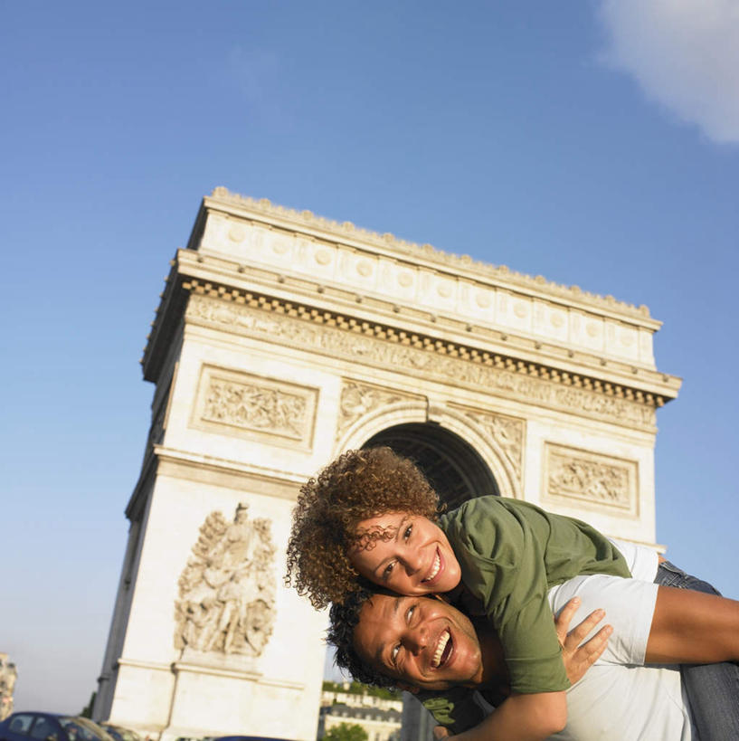 西方人,背,两个人,站,笑,微笑,露齿笑,竖图,室外,白天,仰视,爱情,旅游,度假,名胜古迹,标志建筑,地标,建筑,雕塑,法国,凯旋门,巴黎,欧洲,非洲,黑人,欧洲人,服装,遗迹,艺术,装饰,雕刻,雕像,首都,浪漫,注视,休闲装,古迹,文物,娱乐,建设,古建筑,衣服,工艺品,背着,观察,看,站着,享受,休闲,温暖,温馨,休闲服,旅游胜地,恩爱,放松,恋人,服饰,观看,纪念,美术,和睦,察看,关注,主题,陈列,古文明,法兰西共和国,功能,美学,法兰西第五共和国,背负,男人,男性,年轻男性,年轻女性,女人,女性,非洲人,情侣,站立,半身,彩图,低角度拍摄,伴侣,融洽