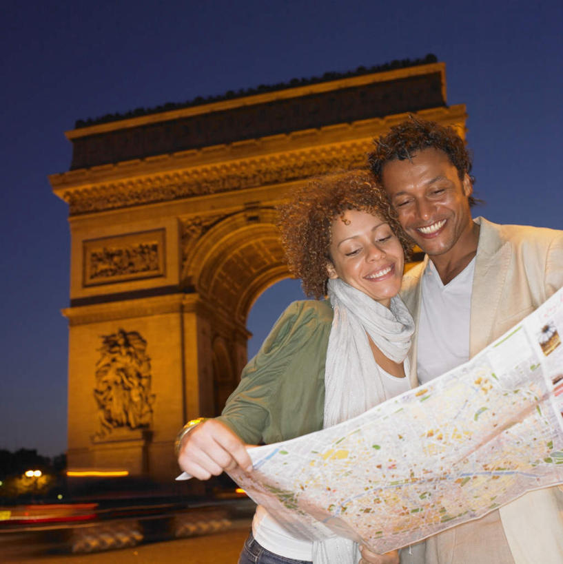 西方人,两个人,站,笑,微笑,露齿笑,竖图,室外,夜晚,正面,爱情,旅游,度假,名胜古迹,标志建筑,道路,地标,建筑,地图,雕塑,法国,凯旋门,巴黎,欧洲,非洲,黑人,欧洲人,阴影,服装,遗迹,艺术,装饰,光线,信息,雕刻,雕像,影子,灯光,交通,首都,浪漫,注视,休闲装,方向,古迹,文物,娱乐,建设,古建筑,衣服,围巾,工艺品,低头,观察,看,站着,享受,休闲,温暖,温馨,休闲服,旅游胜地,恩爱,放松,恋人,服饰,围脖,观看,引导,指引,纪念,保暖,华丽,美术,点缀,和睦,察看,御寒,关注,主题,陈列,古文明,法兰西共和国,功能,美学,衬托,美观,雅致,雅观,法兰西第五共和国,垂头,男人,男性,年轻男性,年轻女性,女人,女性,非洲人,情侣,站立,半身,彩图,伴侣,融洽,导航