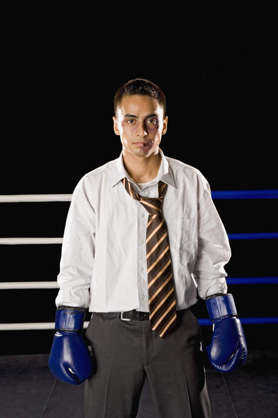 西方人,一个人,商务人士,拳击手,商务男性,栏杆,站,竖图,室内,白天,正面,衬衫,锻炼,安全,比赛,运动,拳击,欧洲,欧洲人,仅一个男性,仅一个人,一双,阴影,黑色背景,套装,反射,影子,围栏,防护,领带,拳击手套,注视,运动器械,护栏,仅一个年轻男性,蓝色,手套,观察,看,站着,健身器械,观看,保护,察看,象征,庄重,关注,保险,商务装,身份,受伤,健身器材,工薪阶层,保全,周全,安稳,安定,正式,地位,防护手套,平安,体育,男人,男性,年轻男性,白种人,白领,拳击家,拳击运动员,上班族,站立,半身,彩图,衬衣,健身,运动器材,淤青