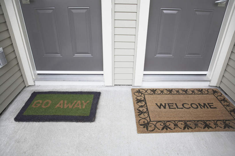 无人,家,横图,俯视,室外,白天,门,静物,纺织品,英文,标志,毯子,文字,字符,字母,房屋,屋子,公寓,标识,洋房,楼房,住宅,纺织,垫子,门框,英文字母,门垫,彩图,高角度拍摄,房子