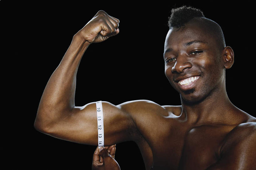 西方人,脸,头,脸颊,手,拳,肌肉,健壮,一个人,笑,微笑,露齿笑,横图,室内,特写,白天,正面,欧洲,非洲,黑人,欧洲人,双手,仅一个男性,仅一个人,仅一个中年男性,一条,握,黑色背景,测量,标志,皮尺,数字,文字,字符,刻度,拿,拿着,注视,标识,裸露,肩膀,尺,观察,看,握拳,保养,健康,手部,活力,力量,握着,保健,摄影,阿拉伯数字,影棚,观看,青春,测量工具,尺子,减肥,察看,腰围尺,强壮,关注,瘦身,裸,量具,量仪,塑料卷尺,男人,男性,中年男性,非洲人,头部,脸部,脸蛋,面部,拳头,半身,彩图,影棚拍摄,拍摄