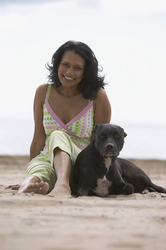西方人,一个人,坐,笑,微笑,露齿笑,竖图,室外,白天,正面,沙滩,宠物,狗,吊带,欧洲,非洲,黑人,欧洲人,仅一个女性,仅一个人,阴影,服装,光线,沙子,影子,海岸,沙地,注视,吊带衫,一只,衣服,黑色,阳光,动物,观察,看,趴着,仅一个中年女性,可爱,服饰,观看,察看,衣着,穿着,关注,忠诚,衣饰,罗威纳,罗威纳犬,洛威拿,罗特韦尔犬,女人,女性,中年女性,非洲人,海滩,犬,趴,坐着,彩图,全身