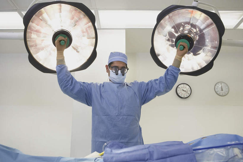 西方人,一个人,医生,医院,站,举,横图,室内,白天,正面,工作服,制服,仪器,床,帽子,照明,欧洲,欧洲人,仅一个男性,仅一个人,仅一个中年男性,握,检查,时间,反射,分离,分析,科学,放大镜,时钟,灯光,过滤,计时,分开,注视,顶灯,灯,口罩,手套,灯具,挂钟,钟表,观察,看,托,站着,医护人员,医疗人员,隔断,橡胶,表,清晰,探索,握着,遮掩,放大,观看,隔离,仔细,照亮,透镜,察看,手术,医疗设备,卫生,手术室,掩盖,凸透镜,遮挡,聚焦,照明设备,关注,净化,间隔,医疗器械,防护服,橡胶手套,预防,手术台,隔离服,橡胶制品,无菌服,遮盖,无影灯,防尘,医疗机构,医生帽,手术床,医用手套,光学,清楚,掩饰,断绝,隔开,屏蔽,屏绝,远离,中断,阻遏,阻隔,工作制服,双目立体放大镜,男人,男性,中年男性,白种人,大夫,钟,举起,举手,举着,向上举,向上伸,向上托,站立,半身,彩图,工作套服,病院,诊所,防静电工装,隔工作服,洁净工装,洁净工作服,净化服,无尘工作服,无尘衣