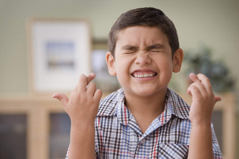 西方人,儿童,中指,一个人,站,闭眼,笑,交叉,微笑,露齿笑,横图,照片,室内,白天,正面,纯洁,植物,柜子,欧洲,欧洲人,仅一个男性,仅一个人,服装,朦胧,模糊,曲折,盆栽,盆景,储物柜,休闲装,小孩,衣服,绿色,自然,祈祷,手势,站着,仅一个小孩,休闲,休闲服,可爱,童年,童趣,摄影,服饰,期待,生长,成长,虚假,誓言,食指,储存,亲近,童真,祝愿,烂漫,无邪,期盼,邪恶,结束,终结,完成,赌咒,撒谎,欺骗,谎言,隐瞒,相交,交集,储备,蕴藏,贮备,天真,幸运,男孩,男人,男性,白种人,孩子,相片,闭眼睛,闭着眼,闭着眼睛,站立,半身,彩图,拍摄,照相,贮存,男生