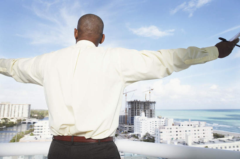 西方人,一个人,商务人士,商务男性,高楼大厦,站,伸展双臂,横图,室外,白天,衬衫,办公楼,海浪,海洋,大厦,建筑,摩天大楼,写字楼,欧洲,非洲,黑人,欧洲人,仅一个男性,仅一个人,仅一个中年男性,握,套装,笔,浪花,水平线,云,云朵,辽阔,办公用品,海平线,拿,云彩,拿着,水笔,文具,背面,蓝色,白云,蓝天,天空,海水,学习用品,楼宇,天,站着,广阔,商务楼,握着,晴朗,一望无际,文具用品,商务装,海景,工薪阶层,无边无际,一马平川,男人,男性,中年男性,非洲人,白领,上班族,大海,风浪,海,海水的波动,近岸浪,涌浪,晴空,敞开双臂,伸开双臂,展开双肩,站立,张开手臂,张开双臂,半身,彩图,衬衣,大楼,高层建筑,高楼,摩天楼,水天相接,水天一线