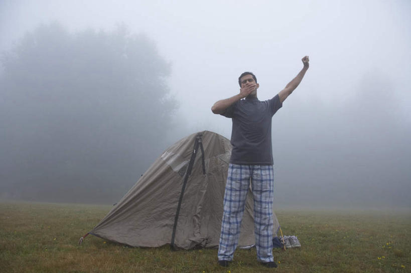 一个人,站,举,横图,室外,白天,正面,旅游,度假,草地,草坪,植物,雾,亚洲,仅一个男性,仅一个人,仅一个中年男性,阴影,服装,朦胧,模糊,光线,影子,帐篷,注视,休闲装,娱乐,草,衣服,绿色,阳光,打哈欠,观察,看,托,站着,张嘴,享受,休闲,疲倦,休闲服,放松,服饰,观看,迷雾,察看,疲劳,疲惫,关注,露营,野营,困乏,张大嘴巴,宿营,疲乏,委顿,疲困,疲顿,疲钝,倦怠,怠倦,男人,男性,中年男性,亚洲人,印度人,大雾,张开嘴,举起,举手,举着,向上举,向上伸,向上托,站立,彩图,全身