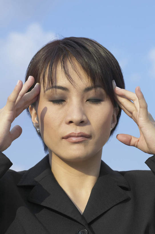 东方人,脸,头,脸颊,脖子,手,头发,一个人,商务人士,商务女性,闭眼,竖图,室外,特写,白天,仰视,按摩,亚洲,双手,仅一个女性,仅一个人,阴影,套装,光线,影子,云,云朵,云彩,黄种人,肩膀,蓝色,黑色,白云,蓝天,天空,阳光,天,仅一个中年女性,享受,健康,疼痛,手部,保健,晴朗,悲伤,痛苦,商务装,工薪阶层,指压,疾苦,苦楚,女人,女性,中年女性,亚洲人,头部,直发,脖,颈,颈部,脸部,脸蛋,面部,白领,上班族,晴空,闭眼睛,闭着眼,闭着眼睛,半身,彩图,低角度拍摄,推拿,短发