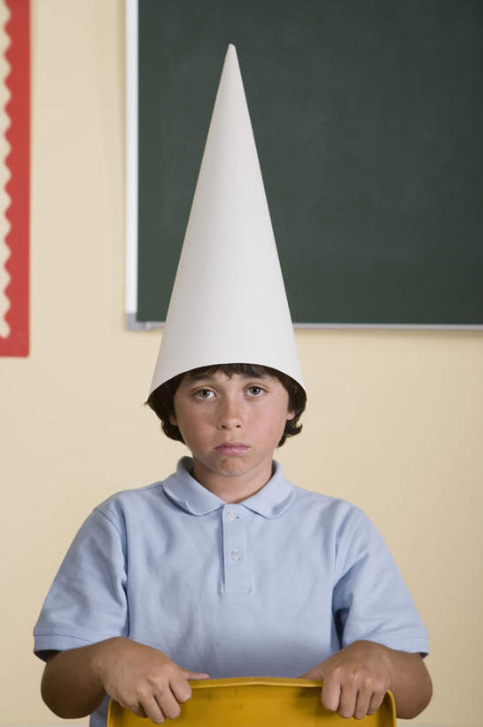 西方人,儿童,一个人,学校,坐,竖图,室内,白天,正面,失败,纯洁,帽子,椅子,欧洲,欧洲人,仅一个男性,仅一个人,纸质,服装,沮丧,木椅,注视,休闲装,生日帽,校园,一个,小孩,衣服,黑板,观察,看,仅一个小孩,休闲,教室,难受,休闲服,可爱,童年,童趣,无奈,教学,服饰,单个,观看,失望,悲伤,察看,小丑帽,伤心,难过,关注,失落,童真,烂漫,无邪,颓废,三角帽,狂欢帽,派对帽,聚会帽,纸帽,挫败,受挫,落败,落空,错过,失足,失意,失策,失算,颓丧,衰颓,悲哀,懊丧,颓靡,气馁,丧气,耐磨,教学黑板,败北,挫折,失利,天真,男孩,男人,男性,白种人,孩子,坐着,半身,彩图,男生