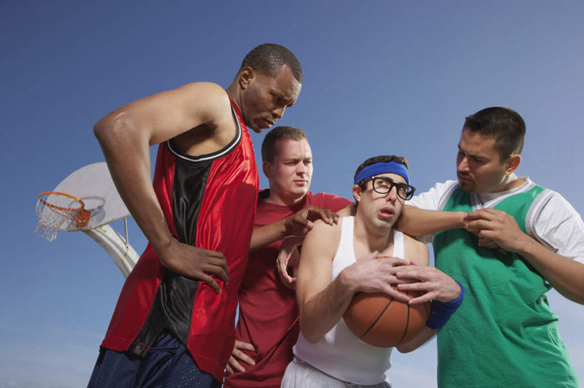 西方人,四个人,伙伴,朋友,站,横图,室外,白天,仰视,运动服,锻炼,旅游,度假,失败,友谊,运动,篮球,帽子,欧洲,非洲,黑人,欧洲人,握,阴影,服装,沮丧,光线,篮球框,眼镜,影子,篮球装备,拿,拿着,注视,娱乐,运动器械,运动帽,手叉腰,一个,衣服,蓝色,蓝天,天空,阳光,天,叉腰,观察,看,站着,享受,休闲,难受,健身器械,篮球网,鸭舌帽,放松,无奈,握着,服饰,晴朗,单个,观看,失望,悲伤,察看,伤心,难过,衣着,穿着,关注,失落,室外运动,健身器材,户外运动,近视眼镜,篮球运动,颓废,万里无云,篮球板,挫败,受挫,落败,落空,错过,失足,失意,失策,失算,颓丧,衰颓,悲哀,懊丧,颓靡,气馁,丧气,衣饰,败北,挫折,失利,友情,男人,男性,年轻男性,中年男性,白种人,非洲人,晴空,晴空万里,站立,半身,彩图,低角度拍摄,健身,运动器材,运动装