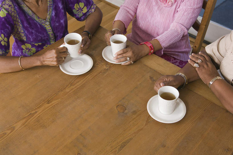 咖啡,西方人,三个人,伙伴,朋友,坐,横图,俯视,室内,白天,爱情,友谊,幸福,桌面,桌子,杯子,欧洲,非洲,黑人,欧洲人,握,服装,木制,瓷器,咖啡杯,陶瓷制品,浪漫,拿,拿着,休闲装,娱乐,装饰品,饮料,衣服,戒指,木制品,饰品,首饰,享受,休闲,温馨,休闲服,恩爱,放松,乐趣,握着,服饰,信物,提神,舒适,权利,瓷杯,醒脑,软饮料,手饰,友情,老年女性,女人,女性,非洲人,坐着,半身,彩图,高角度拍摄