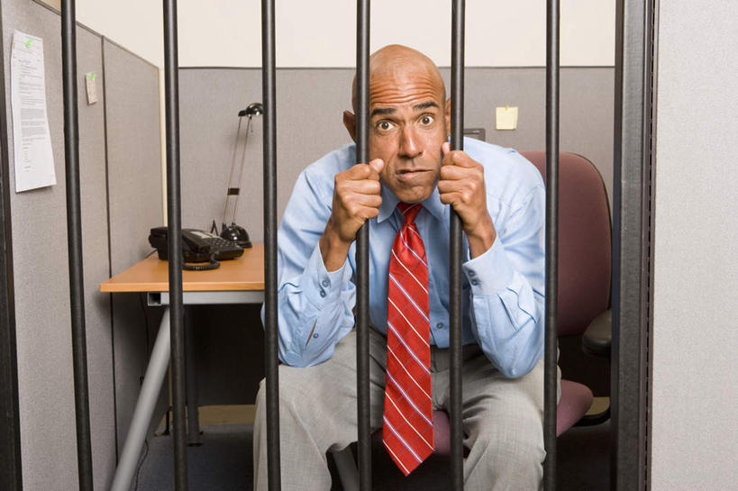 西方人,秃头,一个人,商务人士,商务男性,栏杆,坐,横图,室内,白天,正面,衬衫,台灯,桌面,桌子,椅子,照明,欧洲,欧洲人,仅一个男性,仅一个人,仅一个中年男性,握,阴影,套装,反射,木制,影子,围栏,灯光,领带,注视,护栏,灯,会议椅,木制品,灯具,观察,看,握着,监狱,观看,办公椅,照亮,察看,监禁,束缚,象征,庄重,照明设备,关注,商务装,身份,关押,监牢,牢狱,工薪阶层,正式,地位,商务椅,培训椅,监管,禁闭,男人,男性,中年男性,白种人,光头,无发,白领,看守,上班族,坐着,半身,彩图,衬衣