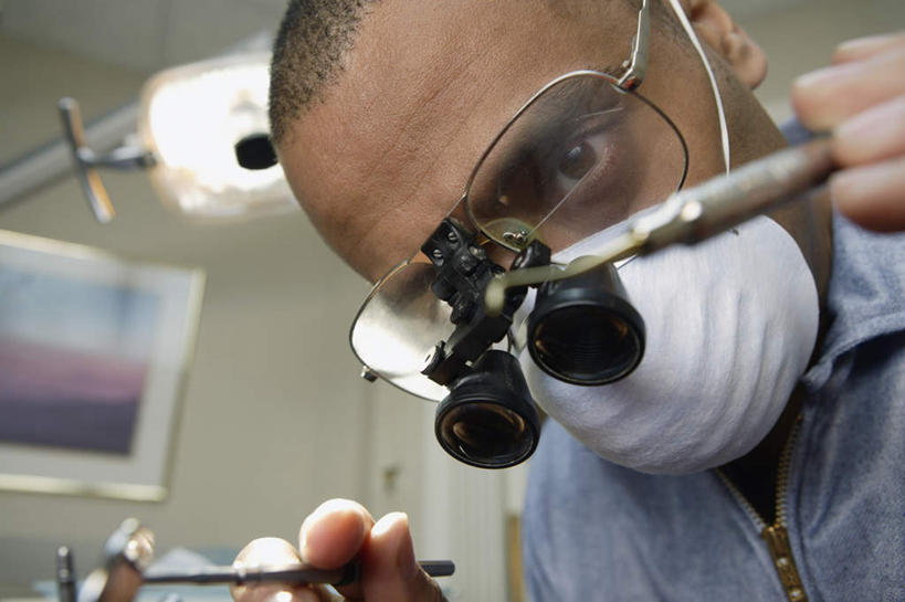 脸,头,脸颊,一个人,医生,牙科医生,医院,站,横图,室内,特写,白天,正面,仪器,镜子,亚洲,仅一个男性,仅一个人,仅一个中年男性,握,阴影,检查,朦胧,模糊,反射,分离,分析,光线,科学,放大镜,影子,灯光,过滤,分开,注视,肩膀,口罩,观察,看,站着,医护人员,医疗人员,隔断,清晰,探索,握着,遮掩,放大,观看,隔离,仔细,透镜,镜像,察看,卫生,掩盖,凸透镜,遮挡,聚焦,镜面,关注,净化,间隔,牙科,反射镜,预防,遮盖,防尘,医疗机构,光学,清楚,掩饰,断绝,隔开,屏蔽,屏绝,远离,中断,阻遏,阻隔,双目立体放大镜,男人,男性,中年男性,亚洲人,印度人,头部,脸部,脸蛋,面部,大夫,牙医,站立,半身,彩图,病院,诊所