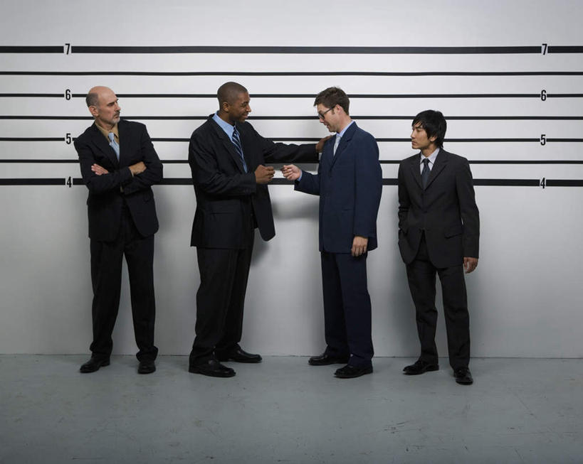 东方人,西方人,四个人,同事,商务人士,商务男性,站,双手交叉,横图,室内,白天,正面,衬衫,成功,合作,团队,集体,信心,欧洲,非洲,黑人,欧洲人,亚洲,一排,套装,整齐,墙,领带,扭头,注视,黄种人,队伍,墙壁,墙面,排列,观察,看,站着,转头,监狱,观看,察看,领导,双手抱胸,监禁,束缚,象征,庄重,成就,队列,关注,商务装,身份,关押,监牢,合伙,领袖,牢狱,工薪阶层,正式,地位,监管,禁闭,男人,男性,中年男性,白种人,非洲人,亚洲人,白领,看守,上班族,站立,彩图,全身,衬衣