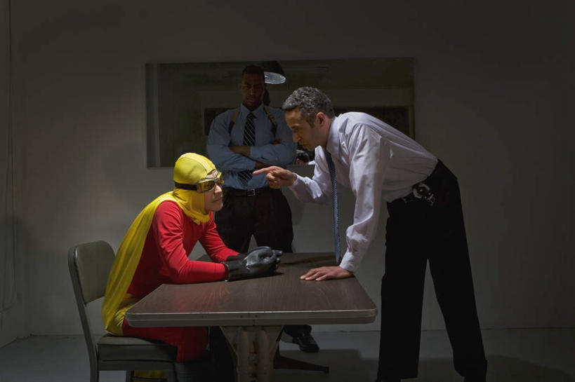 东方人,西方人,三个人,警察,警卫,站,坐,说,双手交叉,横图,室内,白天,正面,衬衫,讨论,安全,窗户,桌面,桌子,椅子,欧洲,非洲,黑人,欧洲人,亚洲,弯腰,阴影,服装,反射,木制,眼镜,影子,木椅,墙,防护,领带,注视,黄种人,玻璃窗,相视,墙壁,墙面,衣服,木制品,观察,看,站着,面对面,监狱,服饰,观看,对视,护目镜,保护,察看,双手抱胸,监禁,互视,束缚,象征,衣着,庄重,犯人,穿着,关注,保险,相对,身份,关押,监牢,牢狱,囚犯,相看,保全,周全,安稳,安定,弯身,正式,地位,安全防护眼镜,衣饰,监管,禁闭,监犯,囚徒,罪人,风镜,交流,平安,男人,男性,中年男性,白种人,非洲人,亚洲人,保安,警卫员,看守,卫兵,沟通,讲话,交谈,商讨,说话,谈话,站立,坐着,半身,彩图,衬衣,防护眼镜