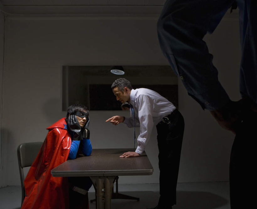 东方人,西方人,三个人,警察,警卫,站,坐,说,横图,室内,白天,侧面,衬衫,讨论,安全,窗户,桌面,桌子,椅子,欧洲,非洲,黑人,欧洲人,亚洲,撑,弯腰,阴影,服装,反射,木制,眼镜,影子,木椅,墙,防护,领带,托腮,注视,黄种人,手叉腰,玻璃窗,相视,墙壁,墙面,衣服,木制品,叉腰,观察,看,托,站着,面对面,监狱,服饰,观看,对视,护目镜,保护,察看,监禁,互视,束缚,象征,衣着,庄重,犯人,穿着,关注,托下巴,保险,相对,身份,关押,监牢,牢狱,囚犯,相看,保全,周全,安稳,安定,弯身,正式,地位,安全防护眼镜,衣饰,监管,禁闭,监犯,囚徒,罪人,风镜,交流,平安,男人,男性,中年男性,白种人,非洲人,亚洲人,保安,警卫员,看守,卫兵,沟通,讲话,交谈,商讨,说话,谈话,站立,坐着,半身,彩图,衬衣,防护眼镜