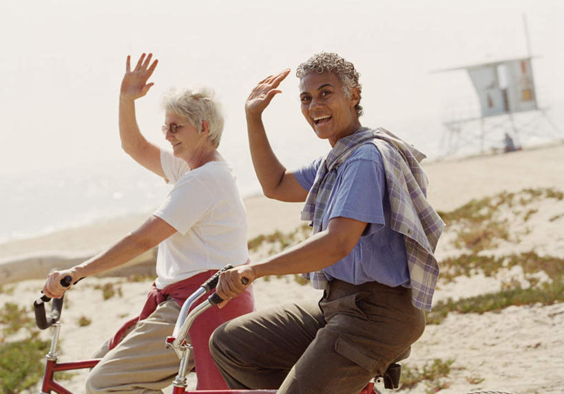 西方人,两个人,伙伴,朋友,坐,举,笑,微笑,露齿笑,横图,室外,白天,侧面,友谊,草地,草坪,植物,自行车,欧洲,非洲,黑人,欧洲人,两辆,握,阴影,服装,光线,影子,挥手,注视,休闲装,再见,车,脚踏车,草,骑,衣服,绿色,阳光,交通工具,观察,看,手势,托,招手,骑车,休闲,休闲服,握着,服饰,告别,观看,察看,关注,载具,摆动,离别,辞行,友情,老年女性,女人,女性,白种人,非洲人,举起,举手,举着,向上举,向上伸,向上托,坐着,半身,彩图