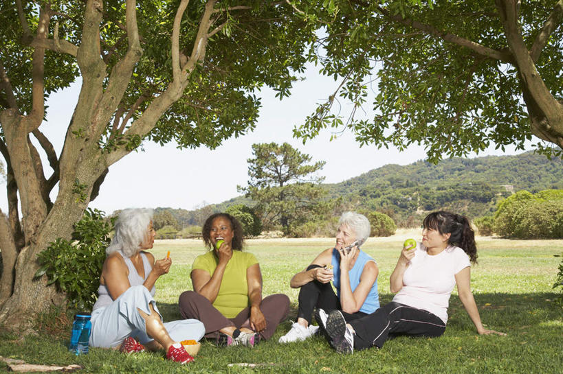 东方人,西方人,四个人,家庭,母亲,女儿,伙伴,朋友,坐,笑,吃,微笑,露齿笑,横图,室外,白天,正面,聚会,友谊,草地,草坪,水,植物,苹果,水果,欧洲,非洲,黑人,欧洲人,亚洲,握,阴影,服装,新鲜,光线,液体,影子,塑料,生食,食品,野餐,果实,注视,休闲装,黄种人,饮用水,草,树,树木,食物,衣服,蓝色,绿色,蓝天,天空,阳光,自然,瓶子,塑料制品,矿泉水,天,观察,看,休闲,温暖,温馨,母女,一家人,休闲服,母爱,握着,服饰,有机食品,绿色食品,生长,晴朗,成长,观看,和睦,察看,关注,蒸馏水,万里无云,野炊,友情,老年女性,女人,女性,中年女性,白种人,非洲人,亚洲人,晴空,晴空万里,嚼,食,坐着,彩图,全身,融洽