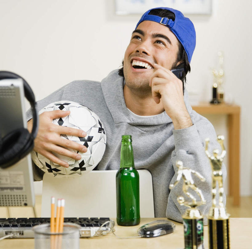 啤酒,东方人,一个人,坐,笑,打电话,微笑,露齿笑,横图,室内,白天,正面,快乐,满意,幸福,电脑,显示器,鼠标,键盘,足球,桌面,桌子,电话,帽子,手机,雕塑,亚洲,仅一个男性,仅一个人,握,服装,艺术,装饰,网络,木制,雕刻,雕像,墙,音响,足球装备,酒类,音乐,拿,听,拿着,注视,休闲装,黄种人,娱乐,输入设备,通讯设备,运动器械,运动帽,墙壁,墙面,玻璃制品,酒,酒瓶,饮料,仅一个年轻男性,衣服,白色,玻璃瓶,耳机,木制品,瓶子,工艺品,观察,看,享受,休闲,休闲服,连帽衫,健身器械,台式电脑,鸭舌帽,放松,握着,服饰,观看,纪念,美术,察看,舒适,享乐,关注,主题,通信设备,健身器材,帽衫,陈列,输出设备,功能,美学,蹴鞠,交流,足球运动,男人,男性,年轻男性,亚洲人,沟通,通话,坐着,半身,彩图,运动器材