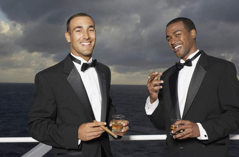 西方人,两个人,伙伴,朋友,栏杆,站,笑,微笑,露齿笑,横图,室外,白天,正面,衬衫,西装,友谊,海浪,海洋,日落,香烟,欧洲,非洲,黑人,欧洲人,握,套装,正装,扶手,领结,浪花,晚霞,霞光,落日,拿,拿着,注视,职业装,护栏,海水,黄昏,观察,看,站着,享受,雪茄,烟,彩霞,握着,观看,察看,象征,庄重,关注,身份,海景,正式,地位,夕照,淡定,从容,友情,男人,男性,年轻男性,非洲人,烟草,大海,风浪,海,海水的波动,近岸浪,涌浪,夕阳,站立,半身,彩图,衬衣,斜阳