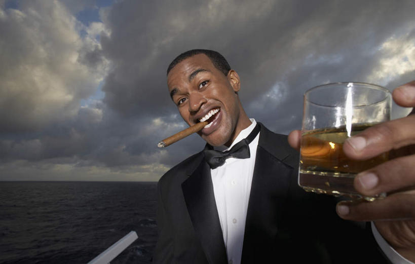 威士忌,西方人,一个人,栏杆,站,笑,微笑,露齿笑,横图,室外,白天,正面,西装,海浪,海洋,日落,杯子,香烟,欧洲,非洲,黑人,欧洲人,仅一个男性,仅一个人,握,咬,套装,正装,扶手,浪花,水平线,晚霞,霞光,落日,辽阔,领带,海平线,酒类,拿,拿着,注视,职业装,护栏,玻璃制品,酒,饮料,仅一个年轻男性,海水,黄昏,水杯,观察,看,站着,享受,广阔,雪茄,烟,彩霞,握着,观看,一望无际,咬着,察看,象征,庄重,关注,身份,海景,正式,地位,烈酒,无边无际,一马平川,夕照,淡定,从容,男人,男性,年轻男性,非洲人,玻璃杯,烟草,大海,风浪,海,海水的波动,近岸浪,涌浪,夕阳,站立,半身,彩图,水天相接,水天一线,斜阳