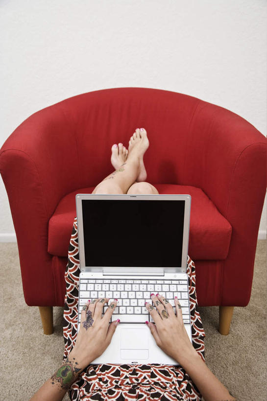 西方人,一个人,客厅,躺,竖图,俯视,室内,白天,时尚,电脑,笔记本电脑,靠垫,沙发,欧洲,欧洲人,仅一个年轻女性,仅一个女性,仅一个人,敲打,阴影,服装,反射,网络,影子,靠枕,休闲装,文化,输入,通讯设备,纹身,衣服,红色,垫子,枕头,打字,休闲,休闲服,个性,服饰,信仰,点击,一台,敲击,无线,起居室,刺青,追求,通信设备,无线网络,想象,布艺沙发,无线上网,便携式电脑,文身,勇气,崇拜,张扬,客堂,卧着,按键,手提电脑,年轻女性,女人,女性,白种人,躺着,卧,半身,彩图,高角度拍摄