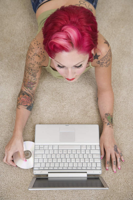 西方人,一个人,躺,竖图,俯视,室内,白天,时尚,电脑,笔记本电脑,欧洲,欧洲人,仅一个年轻女性,仅一个女性,仅一个人,握,阴影,服装,反射,网络,影子,地面,拿,拿着,注视,休闲装,文化,通讯设备,纹身,装饰品,衣服,耳环,饰品,首饰,观察,看,休闲,休闲服,个性,握着,服饰,信仰,观看,一台,察看,无线,关注,刺青,追求,通信设备,无线网络,想象,无线上网,便携式电脑,文身,勇气,崇拜,张扬,耳饰,卧着,手提电脑,年轻女性,女人,女性,白种人,躺着,卧,半身,彩图,高角度拍摄