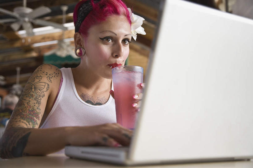 果汁,西方人,一个人,坐,横图,室内,白天,正面,时尚,电脑,笔记本电脑,餐桌,桌子,草莓,杯子,欧洲,欧洲人,仅一个年轻女性,仅一个女性,仅一个人,敲打,握,阴影,服装,朦胧,模糊,反射,网络,电器,影子,风扇,夏季,饮品,清凉,拿,拿着,注视,休闲装,凉爽,文化,输入,通讯设备,纹身,玻璃制品,装饰品,饮料,一个,衣服,红色,耳环,饰品,首饰,水杯,夏天,打字,观察,看,休闲,休闲服,个性,握着,服饰,电风扇,信仰,单个,餐台,观看,电扇,点击,一台,敲击,草莓汁,察看,无线,家电,家用电器,关注,可口,刺青,追求,通信设备,无线网络,想象,无线上网,便携式电脑,文身,勇气,崇拜,张扬,耳饰,适口,按键,手提电脑,年轻女性,女人,女性,白种人,玻璃杯,坐着,半身,彩图,小家电