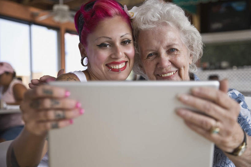 西方人,两个人,家庭,祖母,坐,笑,微笑,露齿笑,横图,室内,白天,正面,爱情,时尚,电脑,笔记本电脑,欧洲,欧洲人,握,阴影,服装,朦胧,模糊,时间,反射,网络,时钟,手表,影子,墙,浪漫,拿,计时,拿着,注视,休闲装,文化,通讯设备,纹身,墙壁,墙面,装饰品,衣服,耳环,戒指,饰品,首饰,钟表,观察,看,休闲,温暖,温馨,一家人,休闲服,表,恩爱,个性,握着,服饰,信仰,奶奶,观看,祖孙,一台,腕表,信物,和睦,察看,无线,权利,关注,咖啡店,刺青,追求,通信设备,无线网络,咖啡屋,想象,无线上网,便携式电脑,外婆,外孙女,外祖母,文身,勇气,崇拜,张扬,手饰,耳饰,手提电脑,老年女性,年轻女性,女人,女性,白种人,孙女,钟,坐着,半身,彩图,咖啡馆,融洽