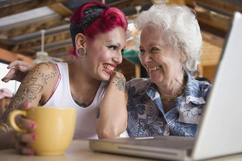 西方人,两个人,家庭,祖母,坐,笑,微笑,露齿笑,横图,室内,白天,正面,时尚,电脑,笔记本电脑,餐桌,桌子,杯子,欧洲,欧洲人,阴影,服装,朦胧,模糊,反射,网络,瓷器,影子,墙,咖啡杯,陶瓷制品,休闲装,文化,通讯设备,纹身,相视,墙壁,墙面,装饰品,一个,衣服,黄色,耳环,饰品,首饰,休闲,温暖,温馨,一家人,面对面,休闲服,个性,服饰,信仰,奶奶,单个,餐台,祖孙,对视,一台,和睦,无线,互视,咖啡店,刺青,瓷杯,追求,通信设备,相对,无线网络,咖啡屋,想象,无线上网,便携式电脑,外婆,外孙女,外祖母,相看,文身,勇气,崇拜,张扬,耳饰,手提电脑,老年女性,年轻女性,女人,女性,白种人,孙女,坐着,半身,彩图,咖啡馆,融洽