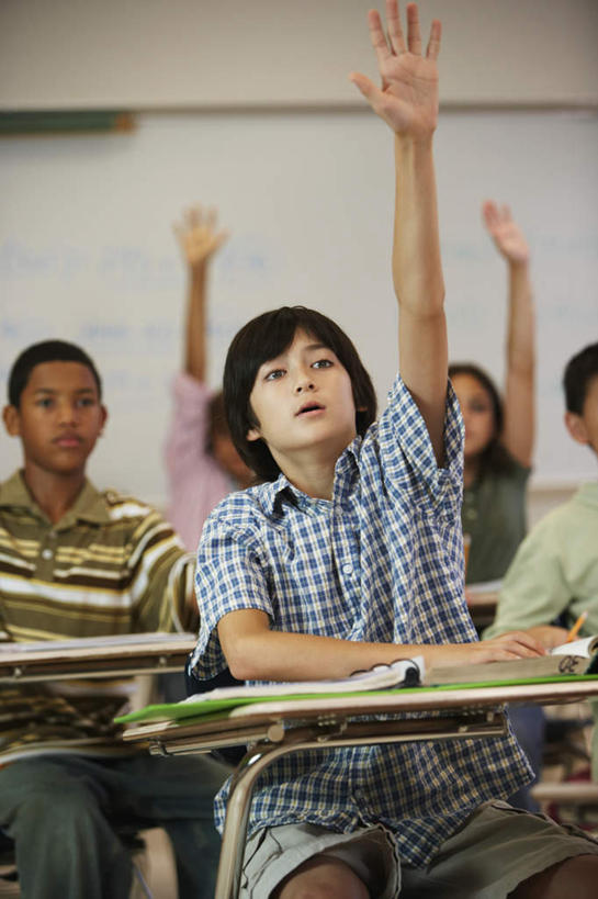 东方人,西方人,儿童,伙伴,朋友,学校,坐,举,笑,微笑,露齿笑,竖图,室内,白天,正面,友谊,纯洁,桌子,欧洲,非洲,黑人,欧洲人,亚洲,阴影,服装,朦胧,模糊,反射,影子,许多人,注视,休闲装,黄种人,书桌,校园,小孩,衣服,白板,课桌,观察,看,托,一群人,休闲,教室,同学,休闲服,可爱,童年,童趣,服饰,课本,观看,察看,教材,校友,关注,记录板,童真,讲义,烂漫,无邪,记事板,同窗,学友,天真,友情,男孩,男人,男性,女孩,女人,女性,白种人,非洲人,亚洲人,孩子,举起,举手,举着,向上举,向上伸,向上托,坐着,半身,彩图,男生,女生