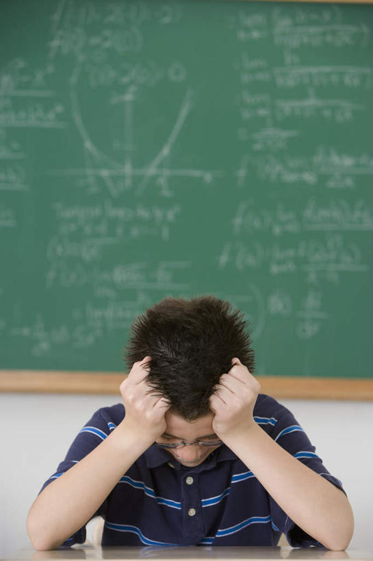 西方人,儿童,一个人,学校,坐,竖图,室内,白天,正面,失败,纯洁,桌子,欧洲,欧洲人,仅一个男性,仅一个人,一副,撑,服装,沮丧,英文,标志,文字,眼镜,字符,字母,休闲装,标识,书桌,校园,小孩,衣服,课桌,黑板,低头,仅一个小孩,休闲,教室,难受,休闲服,可爱,童年,童趣,无奈,教学,服饰,英文字母,失望,悲伤,撑着,伤心,难过,失落,近视眼镜,童真,烂漫,无邪,颓废,挫败,受挫,落败,落空,错过,失足,失意,失策,失算,颓丧,衰颓,悲哀,懊丧,颓靡,气馁,丧气,垂头,耐磨,教学黑板,败北,挫折,失利,天真,男孩,男人,男性,白种人,孩子,坐着,半身,彩图,男生