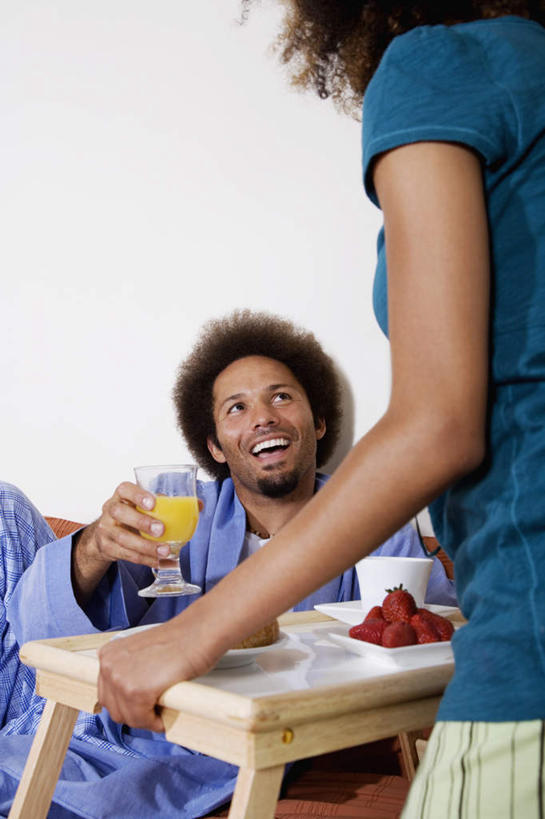 果汁,咖啡,西方人,背部,两个人,家庭,夫妻,站,躺,笑,微笑,露齿笑,竖图,室内,白天,正面,爱情,幸福,床,靠垫,卧室,桌子,草莓,浆果,杯子,水果,欧洲,非洲,黑人,欧洲人,握,服装,新鲜,瓷器,墙,双人床,生食,橙汁,食品,果实,床单,咖啡杯,靠枕,陶瓷制品,饮品,浪漫,拿,拿着,注视,娱乐,被子,相视,墙壁,墙面,玻璃制品,食物,饮料,衣服,水杯,垫子,枕头,观察,看,站着,享受,休闲,温暖,温馨,一家人,面对面,恩爱,放松,乐趣,握着,恋人,服饰,有机食品,绿色食品,观看,对视,和睦,察看,提神,舒适,被单,互视,衣着,甜橙,穿着,关注,可口,瓷杯,醒脑,相对,相看,软饮料,衣饰,床上桌,懒人桌,适口,卧着,男人,男性,年轻女性,女人,女性,中年男性,非洲人,年轻人,夫妇,情侣,玻璃杯,洋莓,水果皇后,红莓,地莓,橙子,橙,躺着,卧,站立,半身,彩图,睡房,卧房,鹄壳,黄橙,黄果,金橙,金环,金球,糖橙,伴侣,融洽