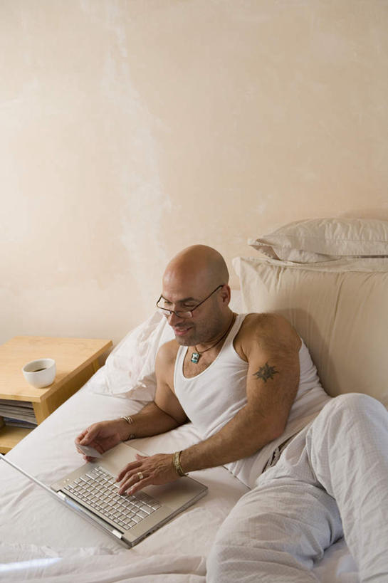 西方人,一个人,躺,竖图,室内,白天,正面,时尚,电脑,笔记本电脑,床,靠垫,卧室,桌子,项链,欧洲,欧洲人,仅一个男性,仅一个人,仅一个中年男性,一副,敲打,阴影,服装,反射,网络,木制,背心,眼镜,影子,墙,双人床,床单,靠枕,茶几,注视,文化,输入,通讯设备,被子,纹身,墙壁,墙面,装饰品,衣服,白色,木制品,饰品,首饰,垫子,枕头,打字,观察,看,个性,服饰,信仰,观看,点击,一台,敲击,察看,无线,被单,衣着,穿着,关注,刺青,追求,通信设备,无线网络,近视眼镜,想象,无线上网,便携式电脑,文身,勇气,崇拜,张扬,衣饰,卧着,按键,手提电脑,男人,男性,中年男性,白种人,躺着,卧,半身,彩图,睡房,卧房