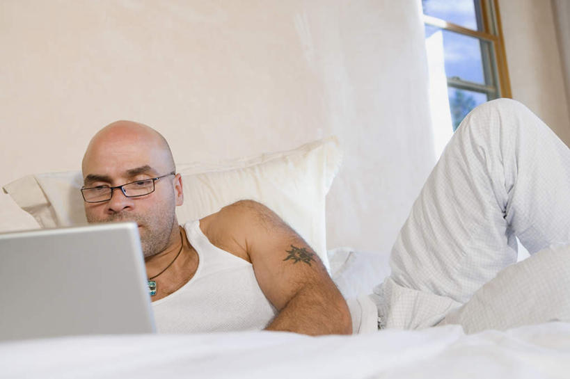 西方人,一个人,躺,横图,室内,白天,正面,时尚,电脑,笔记本电脑,窗户,床,靠垫,卧室,项链,欧洲,欧洲人,仅一个男性,仅一个人,仅一个中年男性,一副,一条,阴影,服装,反射,网络,背心,眼镜,影子,墙,双人床,床单,靠枕,注视,文化,通讯设备,被子,纹身,玻璃窗,墙壁,墙面,装饰品,衣服,白色,饰品,首饰,垫子,枕头,观察,看,靠,靠着,个性,服饰,信仰,观看,一台,察看,无线,被单,衣着,穿着,关注,刺青,追求,通信设备,无线网络,近视眼镜,想象,无线上网,便携式电脑,文身,勇气,崇拜,张扬,衣饰,卧着,手提电脑,男人,男性,中年男性,白种人,躺着,卧,半身,彩图,睡房,卧房