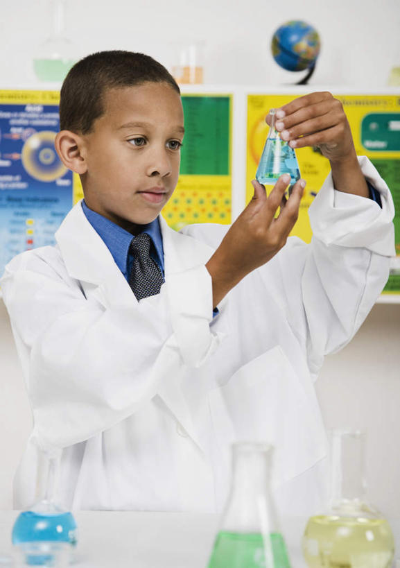 西方人,儿童,一个人,站,举,竖图,室内,白天,正面,衬衫,纯洁,实验,仪器,海洋,地图,欧洲,非洲,黑人,欧洲人,仅一个男性,仅一个人,握,阴影,服装,研究,透明,反射,分析,网格,化学,测试,地球仪,烧瓶,线条,影子,世界地图,墙,实验室,地球,陆地,研究室,领带,全球,注视,墙壁,墙面,玻璃制品,球,小孩,衣服,白色,玻璃瓶,经纬线,模型,瓶子,观察,看,托,站着,仅一个小孩,球体,器皿,可爱,童年,童趣,握着,地理,国家,服饰,观看,大陆,察看,世界,衣着,白大褂,穿着,关注,纬线,版图,经线,童真,试验室,烂漫,无邪,实验服,玻璃仪器,试验耗材,实验用品,经纬仪,地理学,平底烧瓶,衣饰,天真,男孩,男人,男性,非洲人,孩子,举起,举手,举着,向上举,向上伸,向上托,站立,半身,彩图,衬衣,实验衣,大洋,大洲,男生