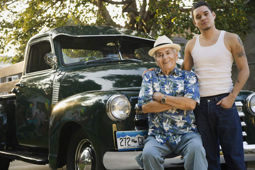 西方人,两个人,家庭,父亲,儿子,站,坐,笑,双手交叉,微笑,露齿笑,横图,室外,白天,正面,时尚,植物,汽车,帽子,欧洲,欧洲人,一辆,服装,时间,草帽,时钟,手表,计时,注视,休闲装,文化,纹身,车,树,树木,衣服,绿色,自然,钟表,交通工具,轿车,观察,看,站着,休闲,温暖,温馨,父子,一家人,休闲服,表,车牌,父爱,个性,服饰,信仰,凭证,生长,成长,观看,腕表,和睦,察看,双手抱胸,关注,载具,刺青,追求,手插袋,单手插袋,想象,单手抄兜,单手放兜,牌照,文身,勇气,崇拜,张扬,汽车牌照,行车凭证,老年男性,男人,男性,中年男性,白种人,钟,插兜,手插兜,手放口袋,站立,坐着,半身,彩图,融洽,手抄兜