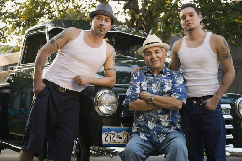 西方人,三个人,家庭,父亲,儿子,站,坐,笑,双手交叉,微笑,露齿笑,横图,室外,白天,正面,时尚,植物,汽车,帽子,欧洲,欧洲人,一辆,服装,时间,草帽,时钟,手表,计时,注视,休闲装,文化,纹身,车,树,树木,衣服,绿色,自然,钟表,交通工具,轿车,观察,看,站着,休闲,温暖,温馨,父子,一家人,休闲服,表,车牌,父爱,个性,服饰,信仰,凭证,生长,成长,观看,腕表,和睦,察看,双手抱胸,关注,载具,刺青,追求,手插袋,单手插袋,想象,单手抄兜,单手放兜,牌照,文身,勇气,崇拜,张扬,汽车牌照,行车凭证,老年男性,男人,男性,中年男性,白种人,钟,插兜,手插兜,手放口袋,站立,坐着,半身,彩图,融洽,手抄兜