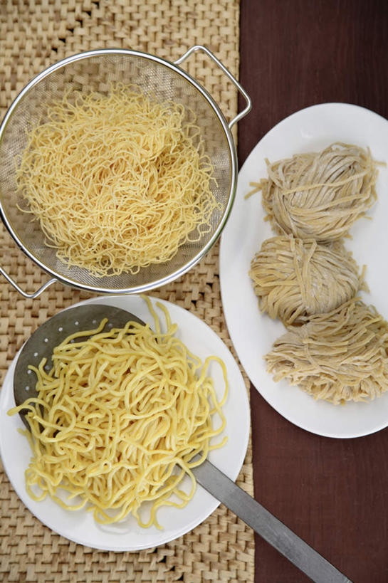 面食,面条,无人,竖图,俯视,室内,特写,白天,烹饪,中餐,餐桌,桌子,餐具,阴影,反射,碟子,滤器,盘,影子,勺子,炒面,面,料理,食品,菜肴,美食,食物,盘子,碟,四个,中式,摄影,佳肴,影棚,餐台,漏勺,彩图,高角度拍摄,影棚拍摄,拍摄