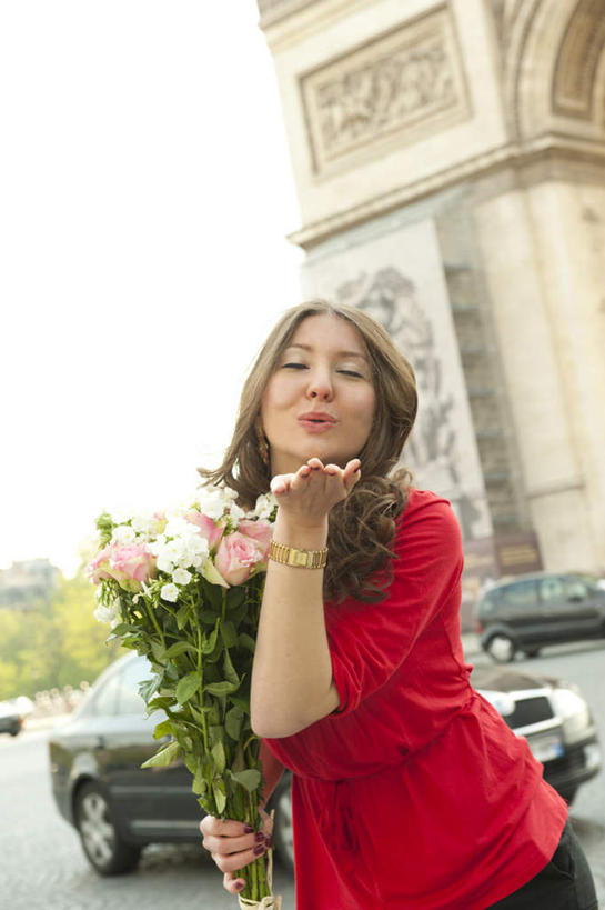 西方人,一个人,站,吻,竖图,室外,白天,正面,爱情,旅游,度假,幸福,纯洁,热情,标志建筑,道路,地标,建筑,路,公路,汽车,玫瑰,叶子,法国,凯旋门,巴黎,欧洲,欧洲人,仅一个年轻女性,仅一个女性,仅一个人,服装,盛开,绿叶,玫瑰花,交通,首都,浪漫,花蕾,注视,休闲装,娱乐,建设,车,花,花瓣,花朵,鲜花,衣服,红色,交通工具,轿车,花苞,花蕊,观察,看,站着,享受,休闲,温暖,温馨,休闲服,嫩叶,旅游胜地,恩爱,放松,服饰,观看,和睦,察看,关注,载具,感动,法兰西共和国,法兰西第五共和国,尊敬,天真,刺玫花,徘徊花,年轻女性,女人,女性,白种人,叶,叶片,马路,亲,亲吻,站立,半身,彩图,融洽,飞吻